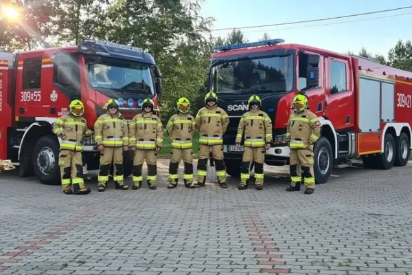 OSP Gródek wzbogaciła się o nowe kurtki ochronne dzięki wsparciu powiatu