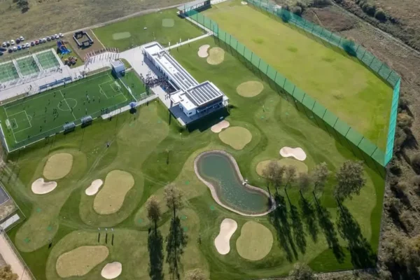 Ośrodek Sportowy Zawady tętni życiem: korty zajęte, orlik pełen dzieci, turniej golfa w toku
