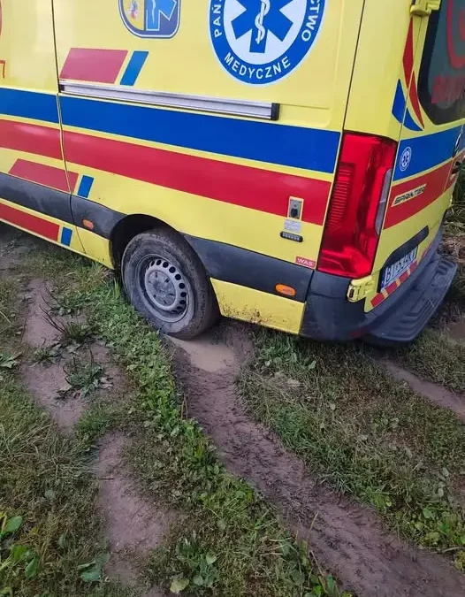 Karetka pogotowia utknęła w Płoskiem – interweniowali strażacy z OSP Zabłudów