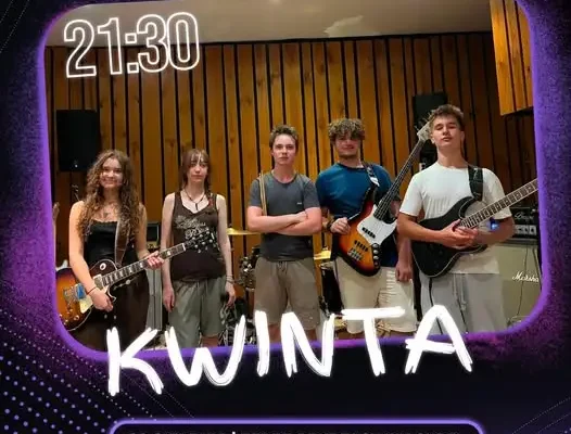 Koncert zespołu KWINTA po nocnym przejeździe na rolkach w Wasilkowie