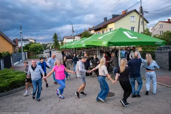 Święto Ulicy Krzywej w Wasilkowie: sąsiedzkie świętowanie z armatnim akcentem