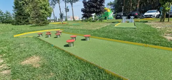 Minigolf nad zalewem w Białymstoku – rodzinna atrakcja na Dojlidach