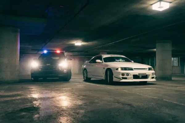 Drift na parkingu w Zambrowie: 20-latek stracił prawo jazdy i stanie przed sądem