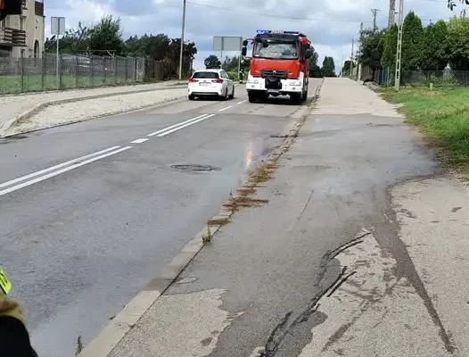 Strażacy z Łap usuwali plamę oleju na jezdni