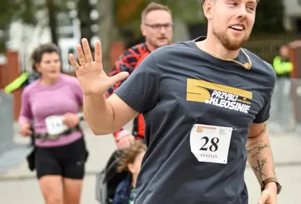 Jubileuszowy bieg „Przybij Piątkę” w Kleosinie – sportowa walka i koncert ENEJ