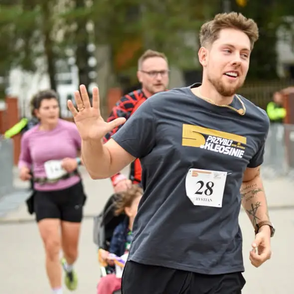 Jubileuszowy bieg „Przybij Piątkę” w Kleosinie – sportowa walka i koncert ENEJ