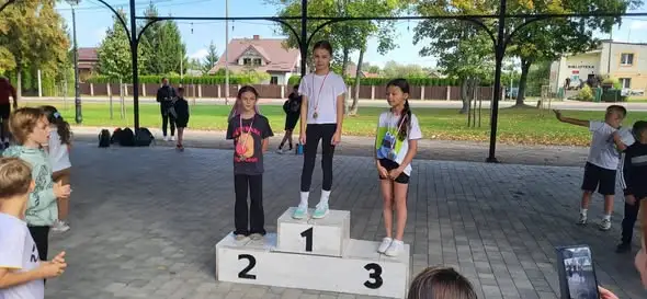 Mistrzostwa gminy Zabłudów w biegach przełajowych – uczniowie z medalami
