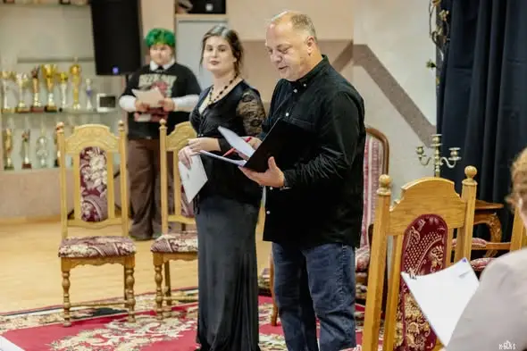 Narodowe Czytanie „Dziadów” w Choroszczy – mimo deszczu mieszkańcy dopisali
