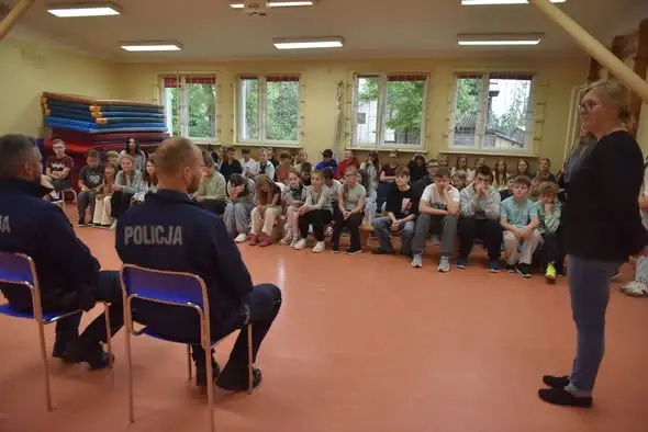 Policjanci odwiedzili szkołę i uczyli dzieci bezpieczeństwa na drodze i w sieci