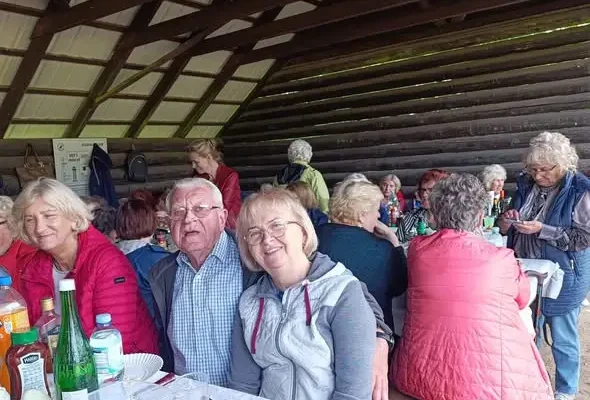 Seniorzy z Supraśla i Białegostoku na ognisku w Kopnej Górze