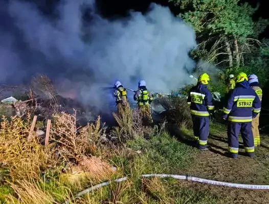 Pożar dzikiego wysypiska śmieci w Roszkach Ziemkach. Interweniowało pięć jednostek straży pożarnej