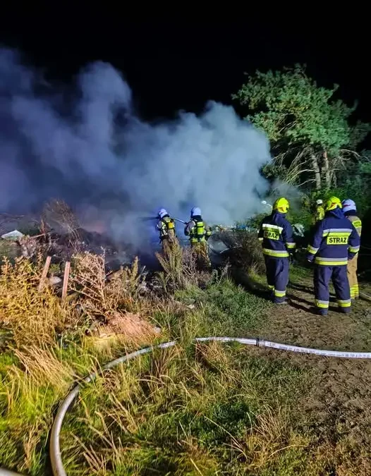 Pożar dzikiego wysypiska śmieci w Roszkach Ziemkach. Interweniowało pięć jednostek straży pożarnej