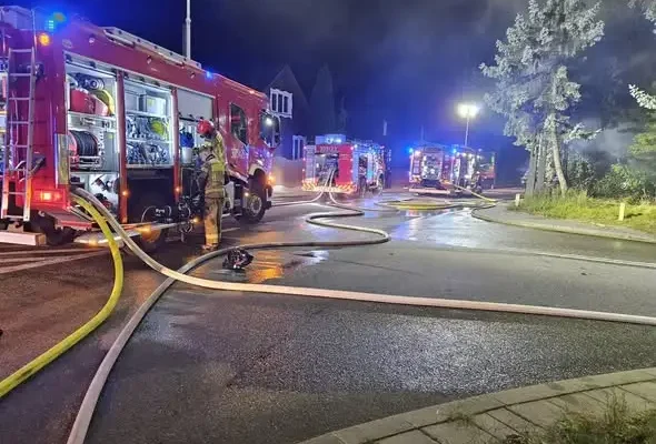 Pożar drewnianego pustostanu w Zabłudowie — akcja nocna z udziałem strażaków