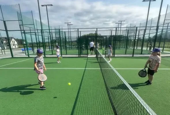 Bezpłatne zajęcia z padla dla dzieci w Ośrodku Sportowym Zawady