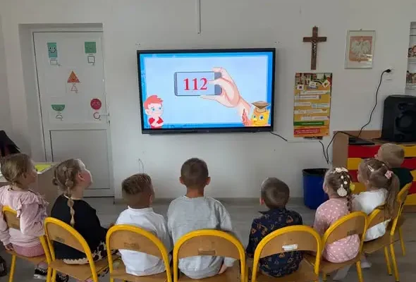 Przedszkolaki uczą się pierwszej pomocy i numerów alarmowych