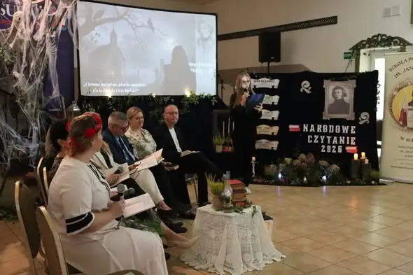 Narodowe Czytanie 2026 w Surażu: „Dziady” w klimacie lampionów i świec