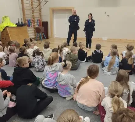 Policjanci w szkole: lekcja bezpieczeństwa na drodze