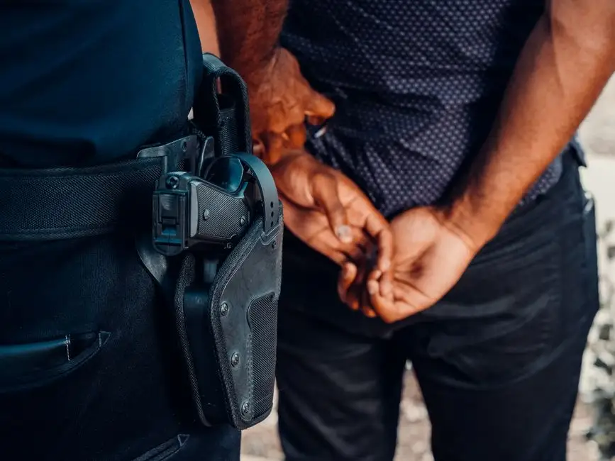 Rozbój w gminie Jasionówka – 35-latek zatrzymany przez monieckich policjantów