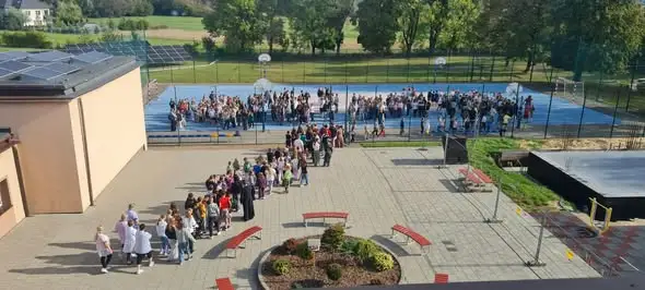 Próbna ewakuacja w szkole – uczniowie i pracownicy przećwiczyli bezpieczne zachowania