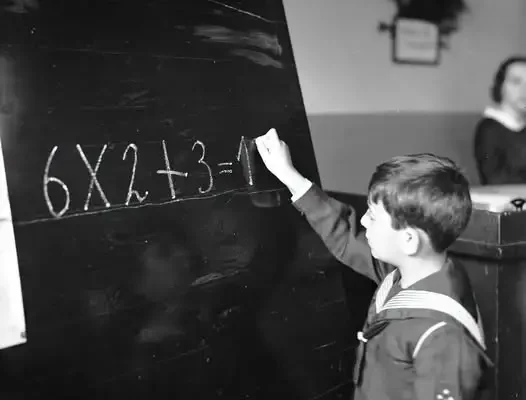 Szkoła przed stu laty. Gdzie i w jakich warunkach uczyły się dzieci z gminy Poświętne?