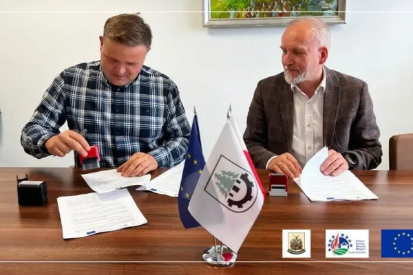 Nowy plac zabaw nad zalewem Czapielówka w Czarnej Białostockiej – umowa podpisana