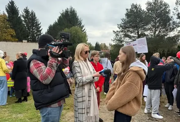 Czerwony Marsz Miejski uczniów przeciw przemocy wobec dzieci