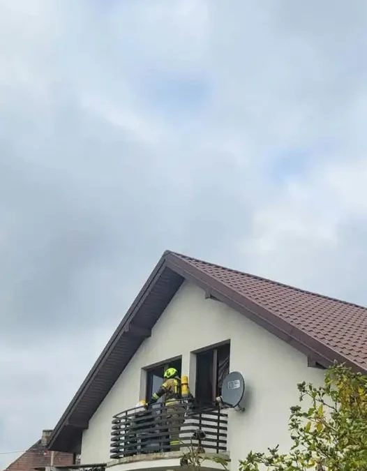 Pożar domu w Łapach przy ul. Asnyka – akcja strażaków OSP i JRG