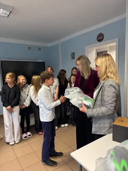 Uczniowie klasy V odebrali kaski rowerowe dzięki wsparciu Rady Rodziców