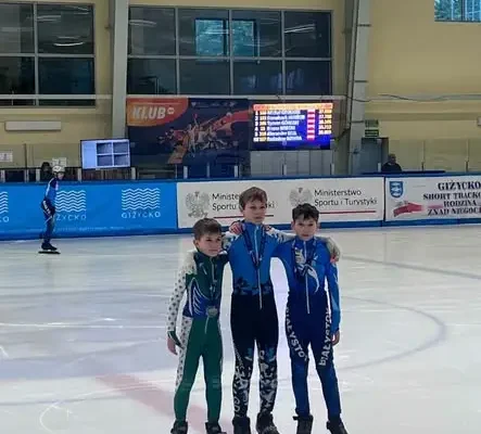 Młodzi łyżwiarze z Białegostoku z medalami w Giżycku