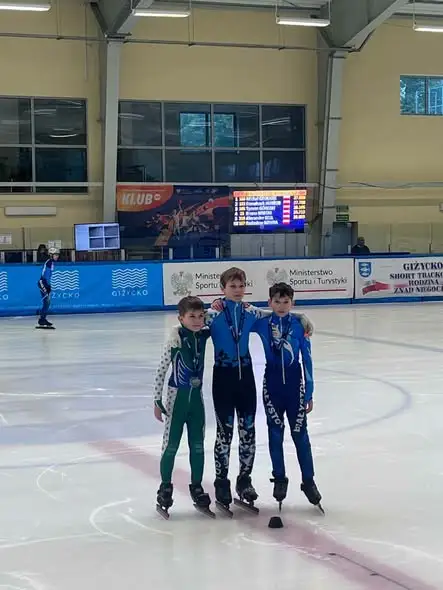 Młodzi łyżwiarze z Białegostoku z medalami w Giżycku