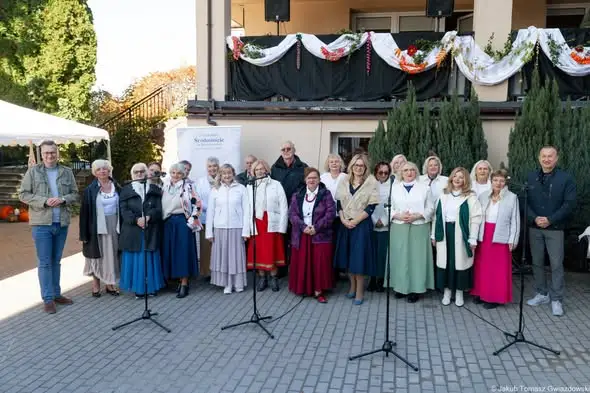 Międzypokoleniowa potańcówka „Rozśpiewana Jaroszówka” – muzyka, taniec i sąsiedzka atmosfera