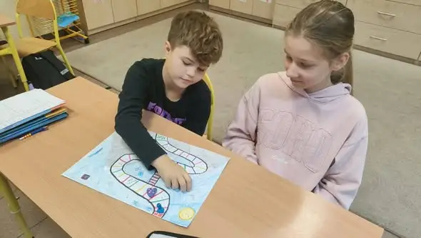 Klasa 3A tworzy własne gry planszowe – kreatywna lekcja w praktyce