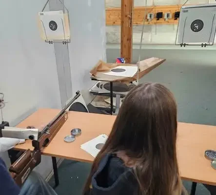 Uczniowie SP 53 ćwiczą celność i bezpieczeństwo na zajęciach strzeleckich