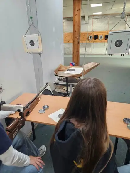 Uczniowie SP 53 ćwiczą celność i bezpieczeństwo na zajęciach strzeleckich