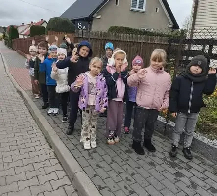 Uczniowie klasy 1B odwiedzili schronisko As – lekcja empatii i odpowiedzialności