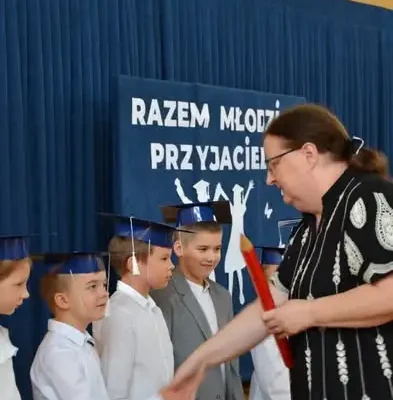 Pierwszoklasiści z Poświętnego złożyli ślubowanie i zostali pasowani na uczniów