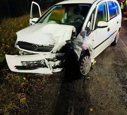 Czołowe zderzenie w Zwierkach – dwaj kierowcy w szpitalu