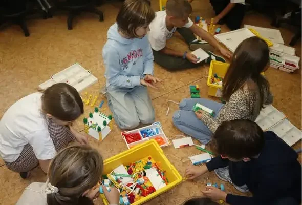 Mali informatycy z Zespołu Szkół w Stobiałymstoku programują roboty LEGO