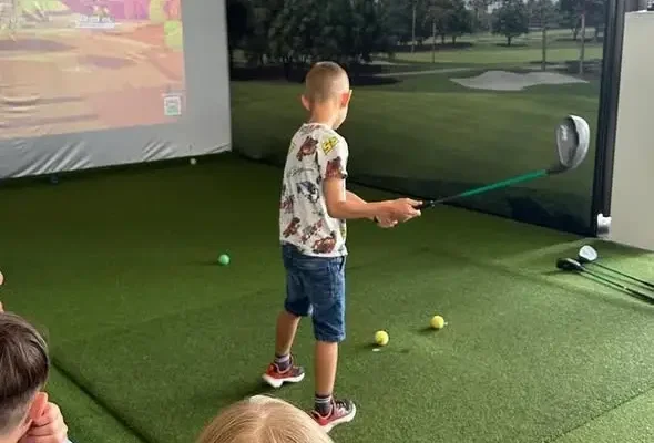 Golf Park Białystok uczy początkujących gry na symulatorze TrackMan – bezpłatne zajęcia