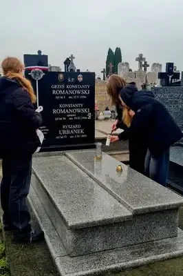Szóstoklasiści z Łap odwiedzili cmentarz – lekcja lokalnej historii z przewodnikiem