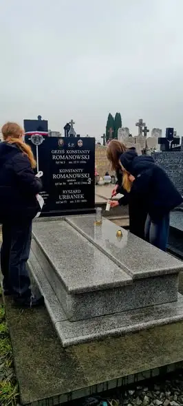 Szóstoklasiści z Łap odwiedzili cmentarz – lekcja lokalnej historii z przewodnikiem