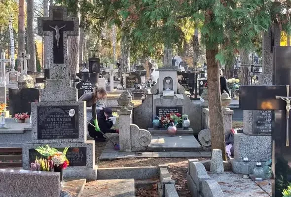 Wasilków: wolontariusze SKC posprzątali cmentarz przed Wszystkimi Świętymi