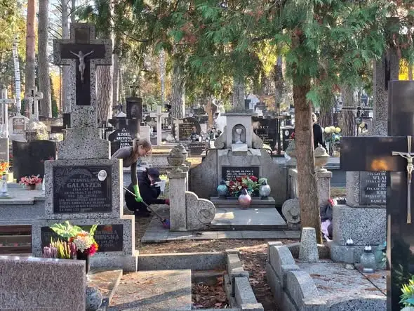 Wasilków: wolontariusze SKC posprzątali cmentarz przed Wszystkimi Świętymi